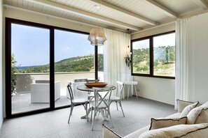 Suite, 1 grand lit et 1 canapé-lit, terrasse | Salle de séjour | Téléviseur à écran plat