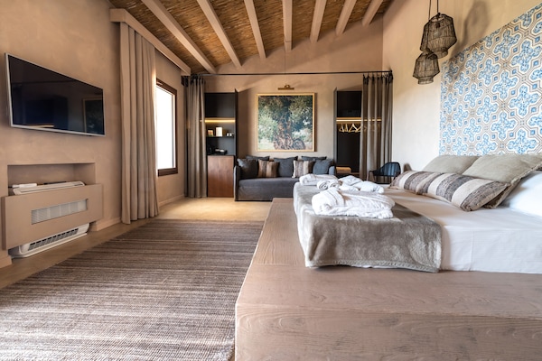 Honeymoon Stüdyo Süit | Ayrı ayrı dekore edilmiş, ayrı ayrı döşenmiş, masa