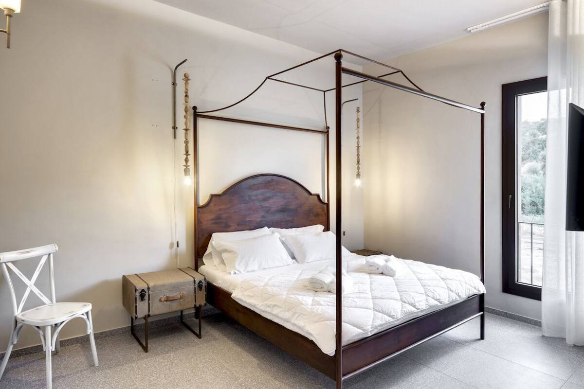 Suite, 1 cama de matrimonio con sofá cama, terraza | Escritorio, espacio para trabajar con un portátil, cortinas opacas