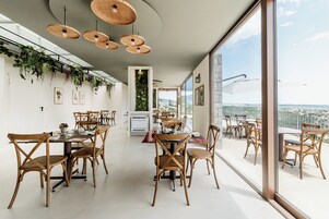 Petit déjeuner composé de spécialités régionales (8 EUR par personne)