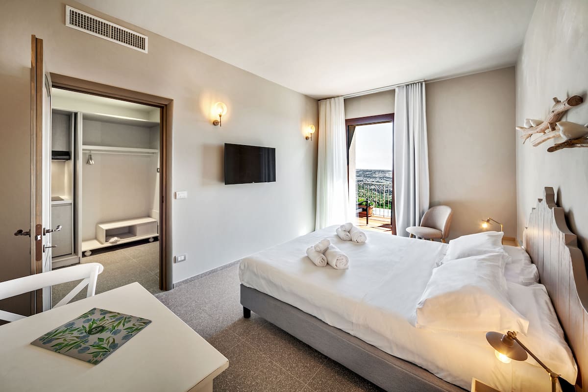 Habitación estándar doble, 1 cama de matrimonio | Escritorio, espacio para trabajar con un portátil, cortinas opacas
