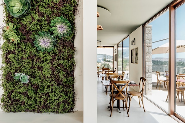 Her gün yerel tarzda kahvaltı (kişi başı 8 EUR)