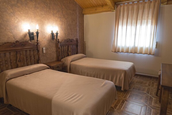 Down duvets, individually furnished, desk, blackout curtains - Hostal Restaurante La Sima (Castillo de Garcimunoz)