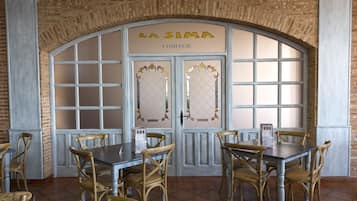 Bar (trong khuôn viên)