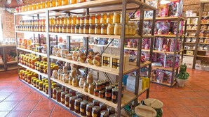 Un magasin dont les étagères sont remplies de pots de miel et d’autres confitures.