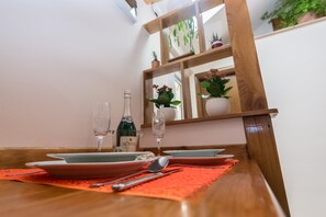 Cozy House | Bureau, systĂšme dâinsonorisation, fer et planche Ă repasser