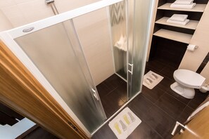 Casa Comfort | Bagno | Doccia, set di cortesia gratuito, asciugacapelli, asciugamani