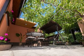 Cozy House | Garden view