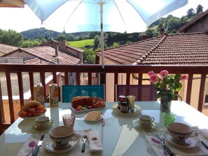 Free daily continental breakfast  - Chambre D'hôtes les Myriades D'Or (Regny)