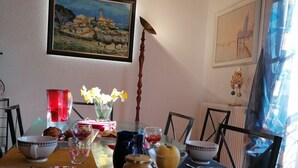Una mesa de comedor con comida, bebidas y una vela.