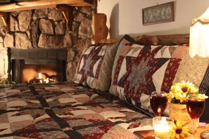 Habitación básica, 1 cama King size, para no fumadores | Ropa de cama de alta calidad y decoración personalizada