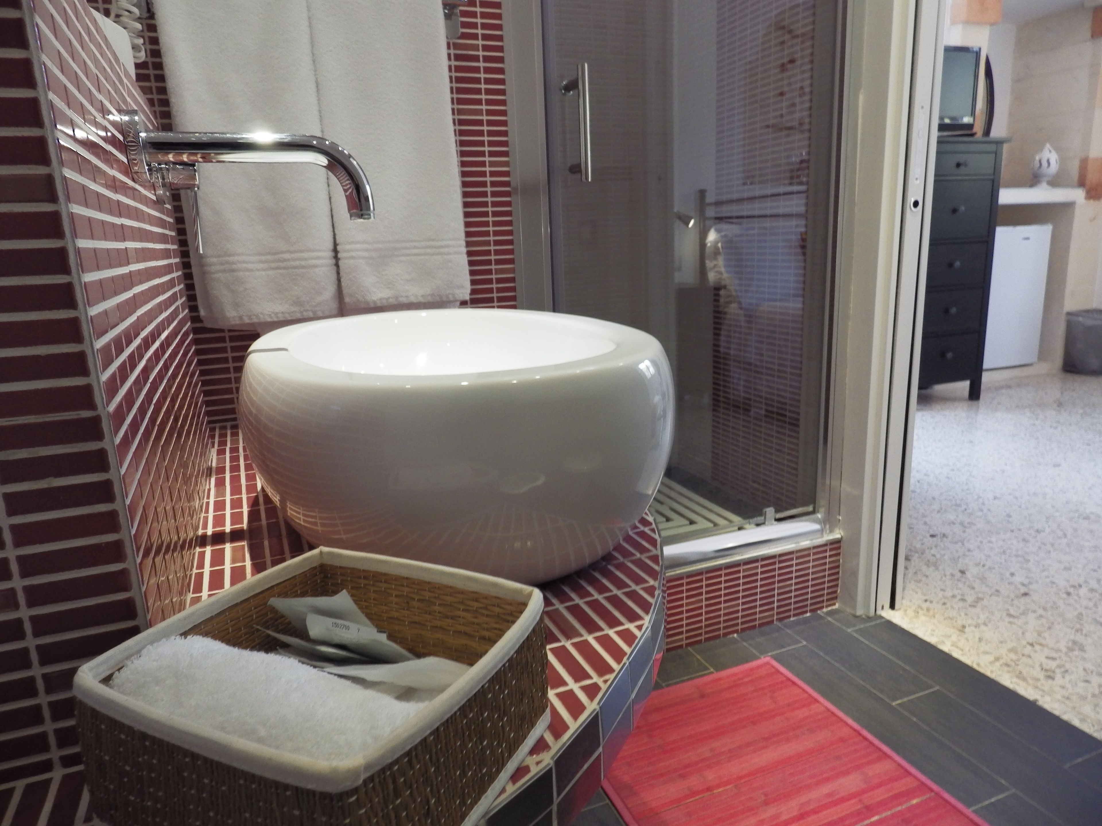 Kamar Double | Kamar mandi | Shower, perlengkapan mandi gratis, pengering rambut, dan kloset