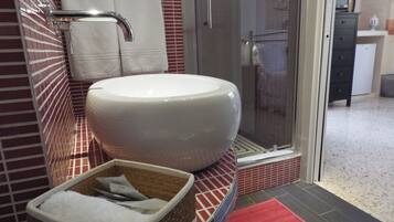 Kamar Double | Kamar mandi | Shower, perlengkapan mandi gratis, pengering rambut, dan kloset