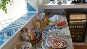 Una encimera de cocina con diversos alimentos y electrodomésticos.