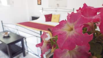 Minibar, caja de seguridad en la habitación y decoración personalizada