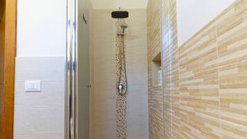 Apartment, 2 Bedrooms, Non Smoking | Bathroom | Shower, hair dryer, bidet, towels