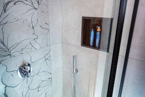 Habitación Deluxe, 1 cama de matrimonio, no fumadores | Baño | Ducha, secador de pelo, bidé y toallas