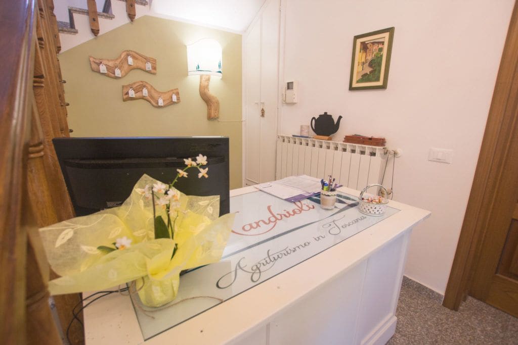 Una recepción con un letrero que dice "Agriturismo in Toscana".
