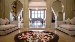 Luxe villa, 6 slaapkamers (Med) | Woonkamer
