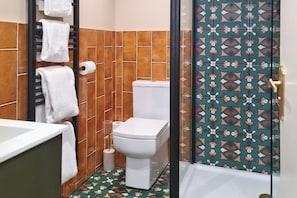 Superior Studio Suite, 1 Katil Raja (King) | Bilik Mandi | Tab mandi rendaman dalam, kelengkapan dandanan diri percuma
