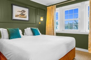 Chambre supérieure double, 1 très grand lit | Lit avec matelas à plateau-coussin, décor unique, ameublement unique