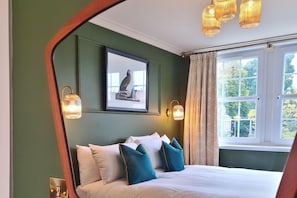 Studio Suite Superior, 1 giường cỡ queen, quang cảnh sông | Trang trí khác biệt, trang bị nội thất với thiết kế riêng biệt, bàn