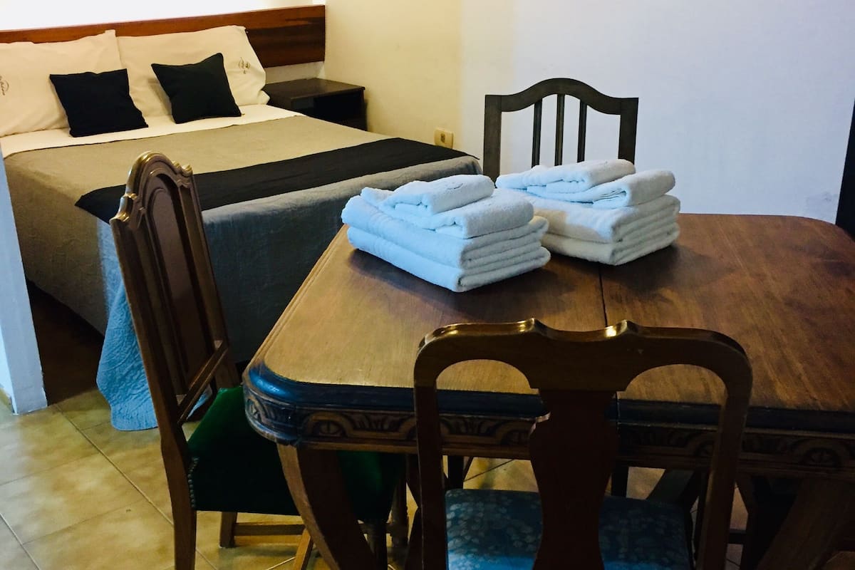 Habitación cuádruple superior (Barcelona) | Minibar, decoración personalizada y muebles diferentes