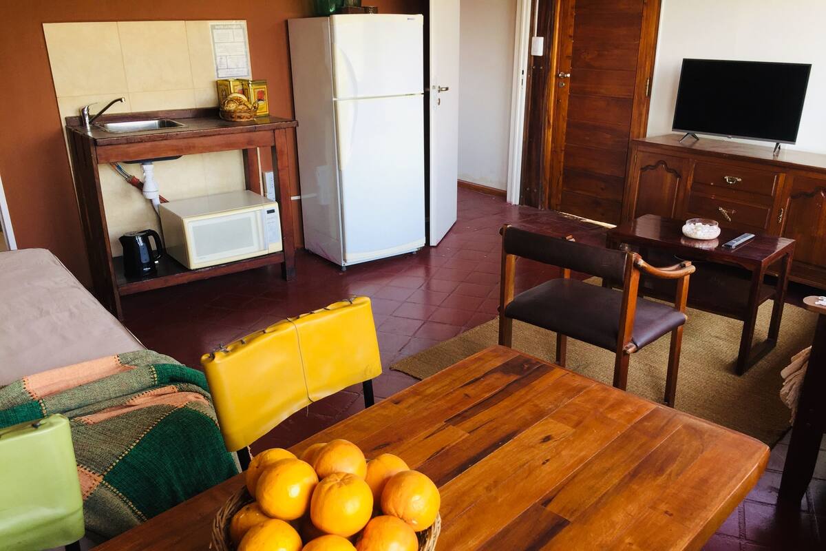 Habitación triple superior (Rio) | Área de sala de estar | Televisión LCD de 32 pulgadas con canales por cable y televisión
