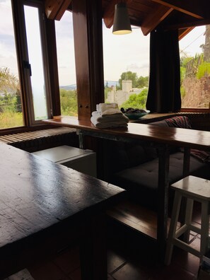 Minibar, decoración personalizada y muebles diferentes 