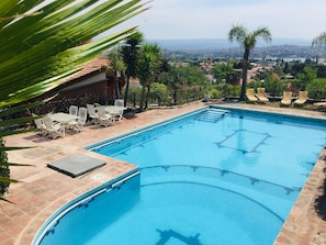 Piscine extérieure, parasols de plage