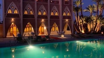 สระว่ายน้ำกลางแจ้ง, ร่มริมสระว่ายน้ำ, เก้าอี้อาบแดดริมสระ