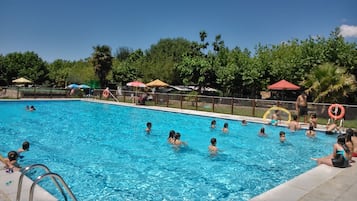 Seasonal outdoor pool, pool umbrellas