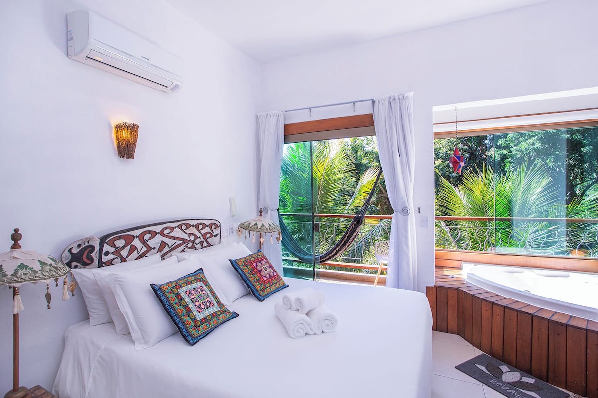 Quarto Luxo com hidromassagem interna | เครื่องนอนระดับพรีเมียม, มินิบาร์, ตู้นิรภัยในห้องพัก, ผ้าม่านกันแสง
