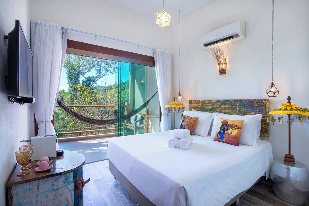 Quarto Luxo hidromassagem Externa | เครื่องนอนระดับพรีเมียม, มินิบาร์, ตู้นิรภัยในห้องพัก, ผ้าม่านกันแสง