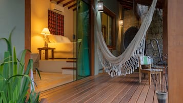 Chalet Deluxe, varias camas, no fumadores, vistas parciales al mar | Balcón