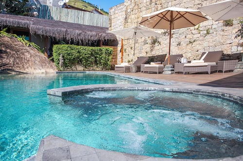 Piscina externa, funciona das 10h às 22h, guarda-sóis, espreguiçadeiras