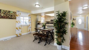 Breakfast area - Happy Valley Bright Urban House (Happy Valley)