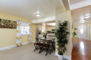 Breakfast area - Happy Valley Bright Urban House (Happy Valley)