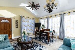 Family House, Multiple Bedrooms, Accessible, Non Smoking | Living room