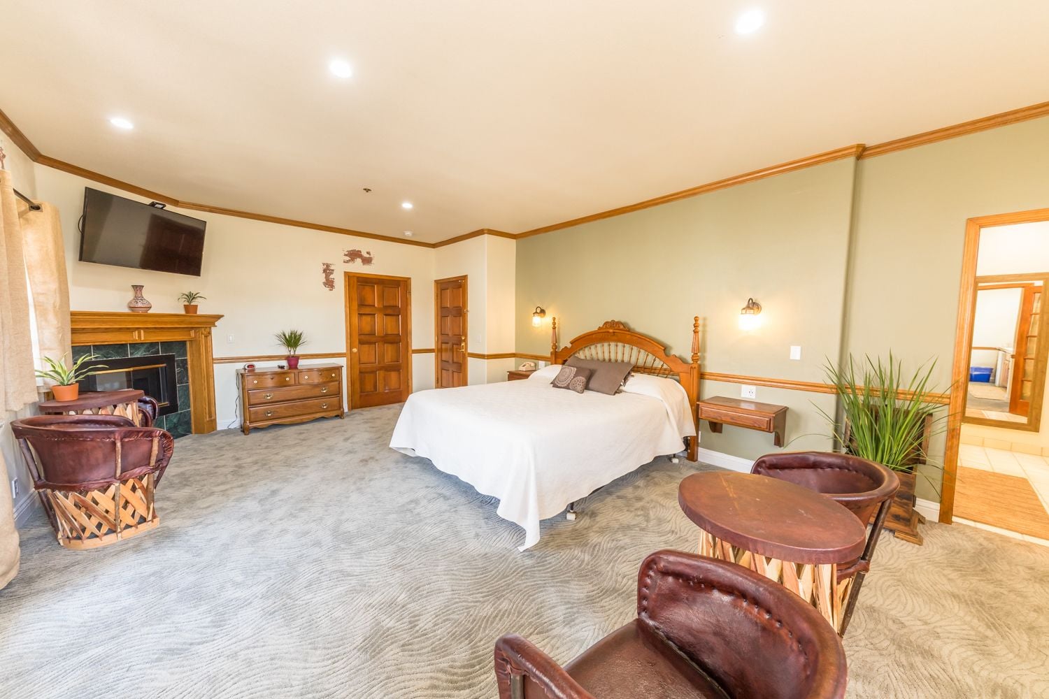 royal suite, 1 king bed, non smoking | tempur-pedic beds, iron/ironing board, wheelchair access