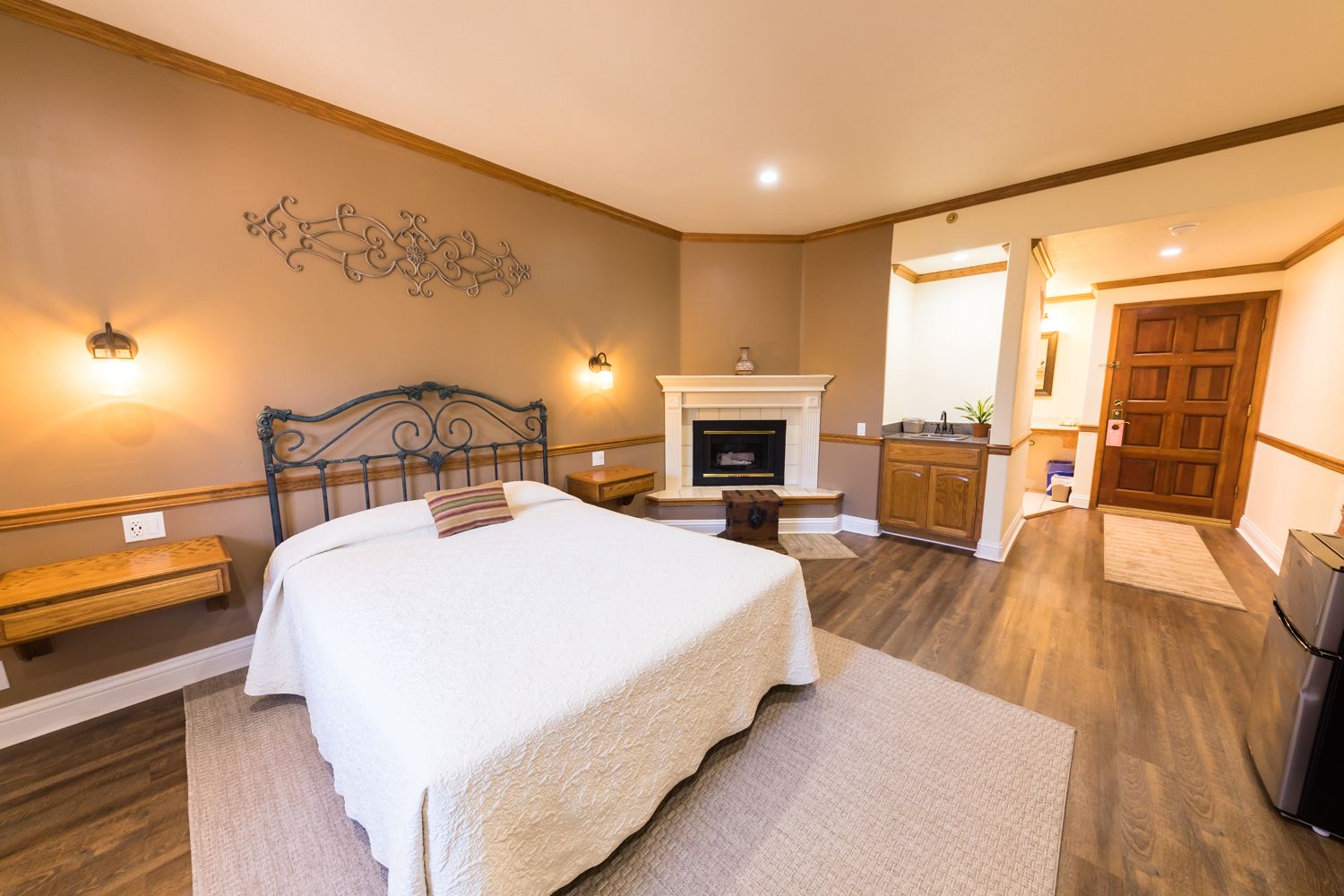 signature room, 1 king bed, non smoking, jetted tub | tempur-pedic beds, iron/ironing board, wheelchair access