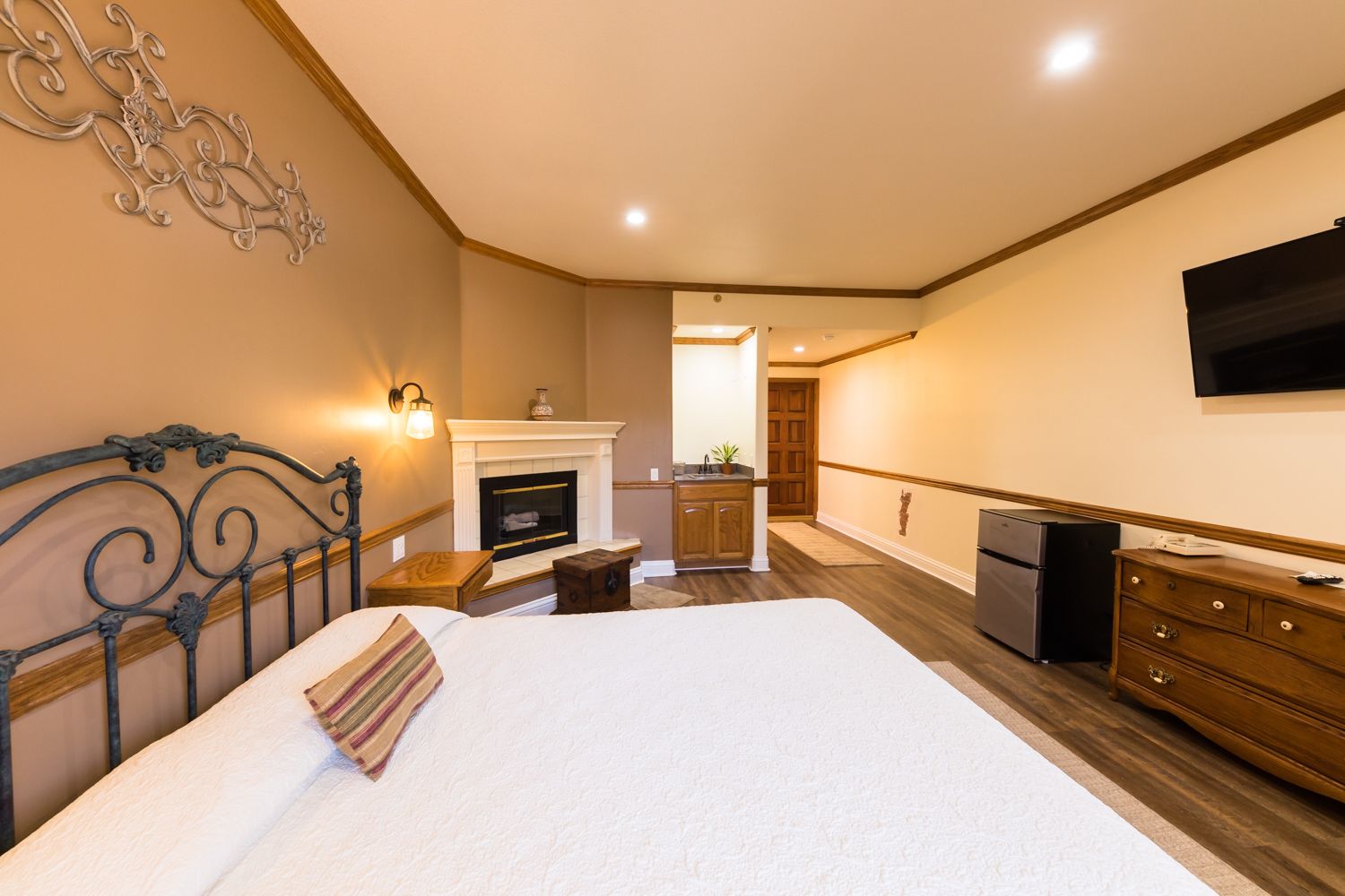 signature room, 1 king bed, non smoking, jetted tub | tempur-pedic beds, iron/ironing board, wheelchair access