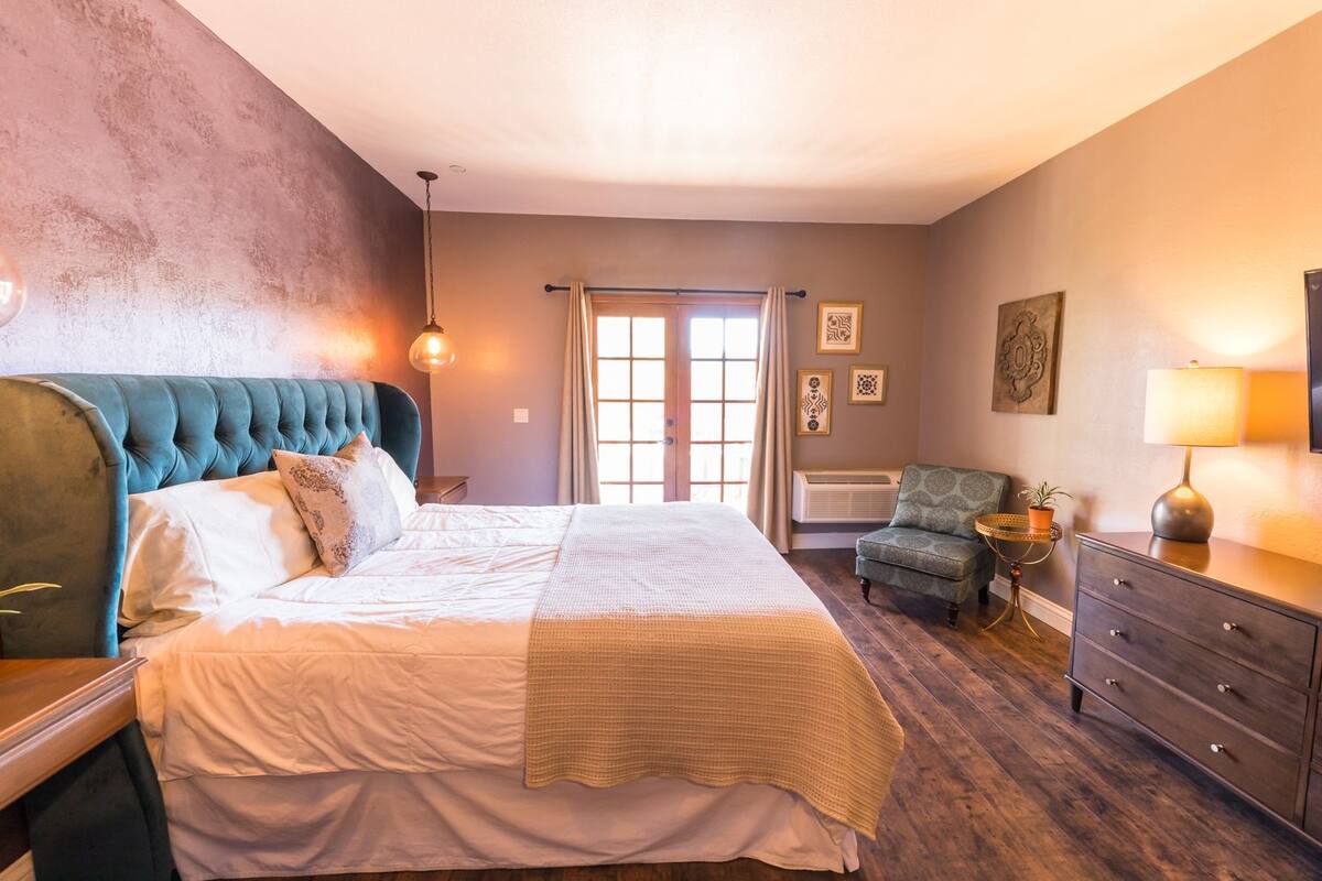 Signature Room, 1 King Bed, Balcony | Tempur-Pedic beds, iron/ironing board