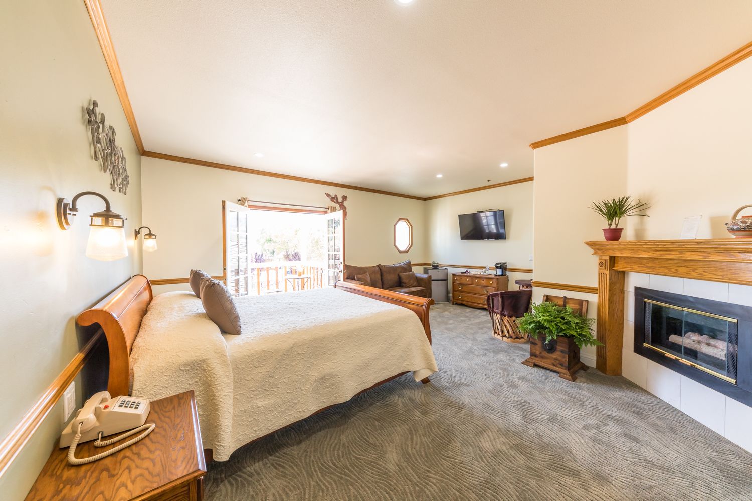 Deluxe Room, 1 King Bed with Sofa bed, Non Smoking | Tempur-Pedic beds, iron/ironing board, wheelchair access