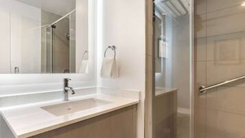 Suite, 2 chambres (1 Kingbed & 2 Queenbeds) | Salle de bain | Articles de toilette griffés, séchoir à cheveux, serviettes fournies