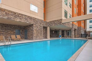 Piscine extérieure, parasols de plage, chaises longues
