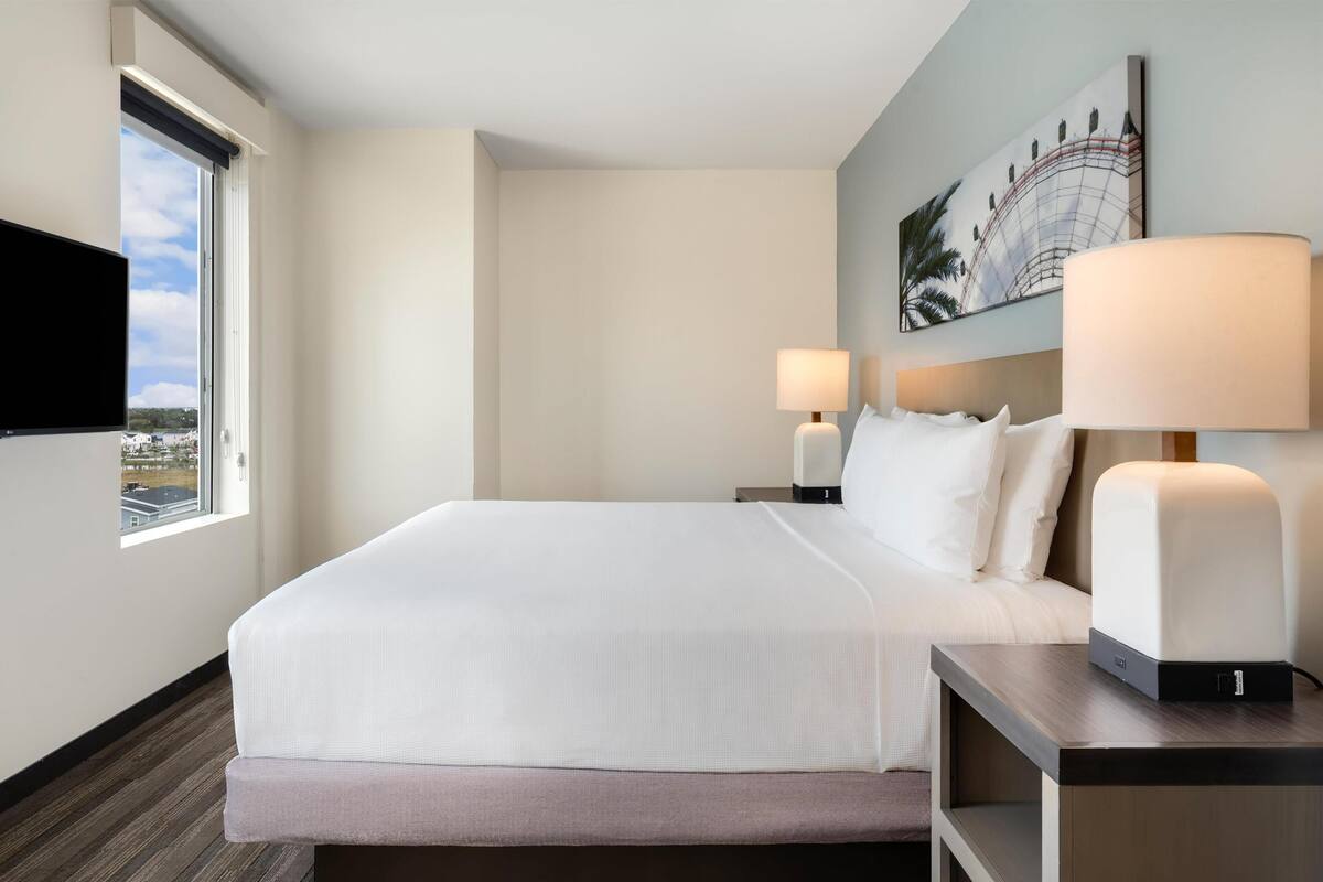 Apartamento, 2 habitaciones (2 Kingbeds, Condo) | Caja fuerte, escritorio, cortinas opacas y tabla de planchar con plancha