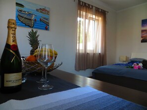 واي فاي مجانًا وملاءات أسرّة