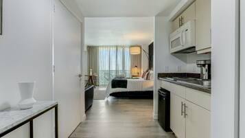 Estúdio, vista para a cidade (in Coconut Grove) | Roupas de cama premium, cofres nos quartos, individualmente decorados