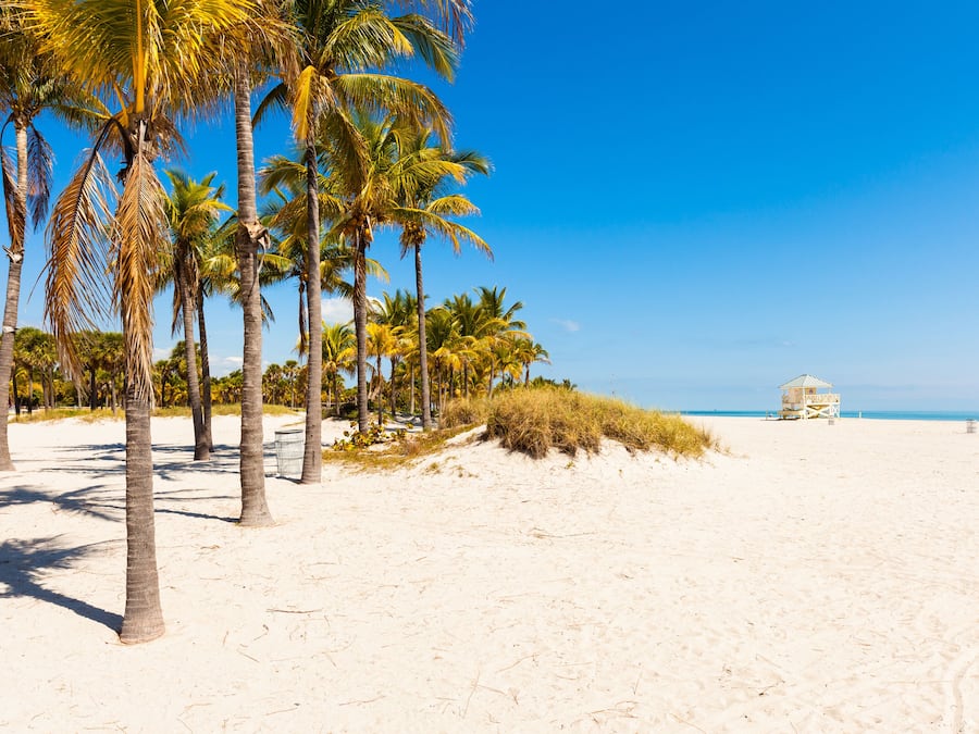 Vlak bij het strand, ligstoelen aan het strand